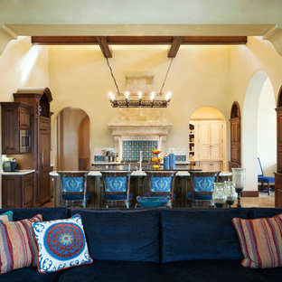 Mediterranean kitchen inspiration - Example of a tuscan kitchen design in Los Angeles