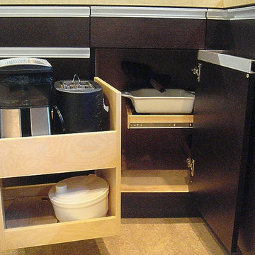 Special blind corner swing-out with roll-out drawers behind