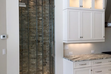 Foto de cocinas en L clásica renovada de tamaño medio abierta con armarios estilo shaker, puertas de armario blancas, encimera de granito, electrodomésticos de acero inoxidable, suelo de baldosas de porcelana y una isla