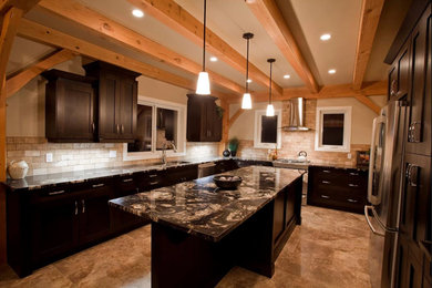 Rustik inredning av ett stort u-kök, med en undermonterad diskho, skåp i shakerstil, skåp i mörkt trä, marmorbänkskiva, brunt stänkskydd, stänkskydd i tunnelbanekakel, rostfria vitvaror, klinkergolv i porslin, en köksö och brunt golv