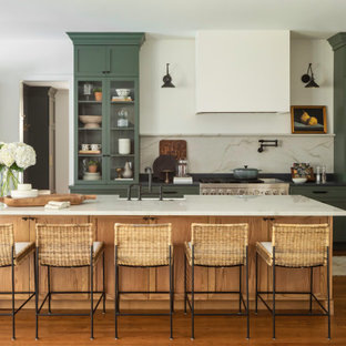 Idee per una grande cucina chic con lavello stile country, ante in stile shaker, pavimento in legno massello medio, pavimento marrone, ante verdi, paraspruzzi bianco, paraspruzzi in lastra di pietra, elettrodomestici in acciaio inossidabile e top grigio