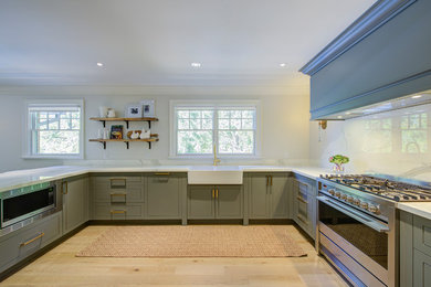 Imagen de cocina clásica con suelo de madera clara y suelo beige