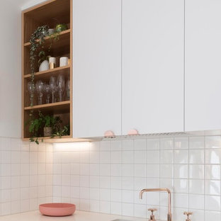 Kleine Nordische Küche mit weißen Schränken, Arbeitsplatte aus Terrazzo, Küchenrückwand in Weiß, Rückwand aus Keramikfliesen, hellem Holzboden und weißer Arbeitsplatte in Melbourne