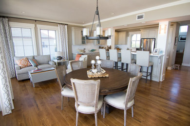 Inspiration pour une salle à manger ouverte sur le salon marine de taille moyenne avec un sol en bois brun.