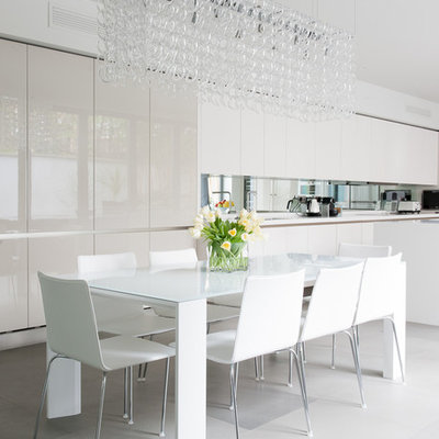 Trendy eat-in kitchen photo in London
