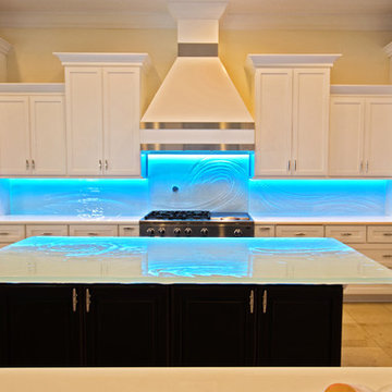 St Petersburg Contemporary Kitchen with Textured Glass Island and Backsplash