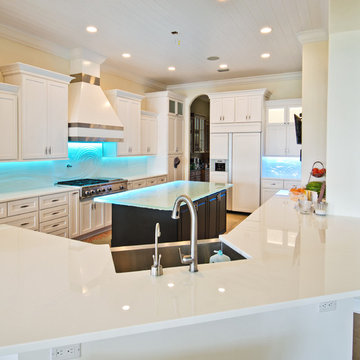 St Petersburg Contemporary Kitchen with Textured Glass Island and Backsplash