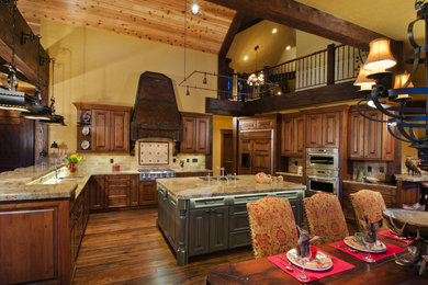 Bild på ett mycket stort vintage kök, med luckor med upphöjd panel, skåp i mörkt trä, beige stänkskydd, stänkskydd i keramik, rostfria vitvaror, mörkt trägolv, en dubbel diskho och en köksö