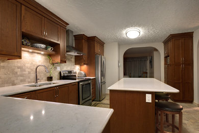 Mittelgroße Klassische Küche in L-Form mit Vorratsschrank, Schrankfronten im Shaker-Stil, hellbraunen Holzschränken und Kücheninsel in Sonstige