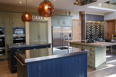 Exempel på ett mellanstort eklektiskt kök och matrum, med en integrerad diskho, bänkskiva i rostfritt stål, rostfria vitvaror och flera köksöar