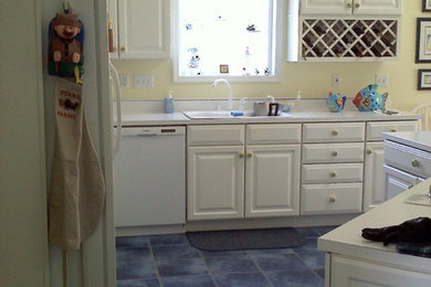 Eat-in kitchen - mid-sized transitional l-shaped eat-in kitchen idea in Cincinnati with an island