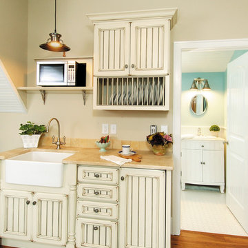 StarMark Cabinetry Kitchen in Heritage door style in Maple