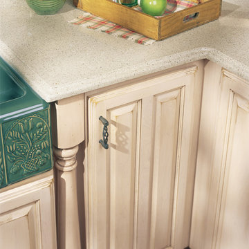 StarMark Cabinetry Kitchen in Maple finished in Oatmeal