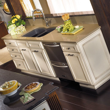 StarMark Cabinetry Traditional Kitchen in Maple and Cherry