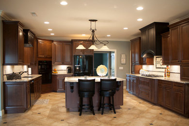 Example of a classic kitchen design in Huntington