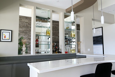 Idée de décoration pour une cuisine minimaliste avec un plan de travail en quartz modifié.