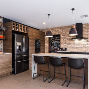 75+ Küchen mit Rückwand aus Backstein und schwarzen Elektrogeräten