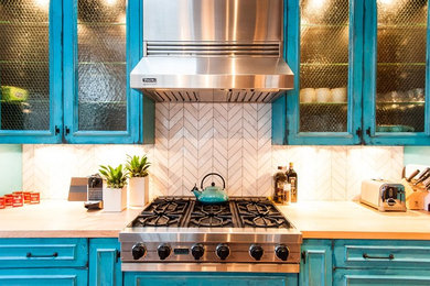 Example of a classic kitchen design in Vancouver