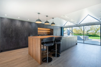 Inspiration for an expansive modern kitchen in London.