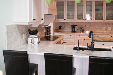 Inspiration for a craftsman kitchen remodel in Milwaukee
