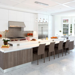 Diseño de cocina en L, minimalista, extra grande, abierta, con fregadero bajoencimera, armarios con paneles lisos, puertas de armario blancas, encimera de granito, salpicadero metalizado, salpicadero de metal, electrodomésticos de acero inoxidable, suelo de mármol, una isla y suelo blanco