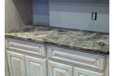 Kitchen - transitional kitchen idea in Little Rock with an undermount sink, granite countertops and an island