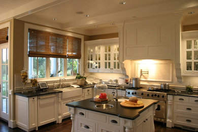 Foto de cocinas en U clásico extra grande abierto con fregadero sobremueble, puertas de armario blancas, encimera de granito y salpicadero blanco