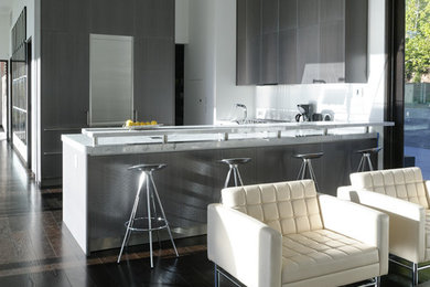 Пример оригинального дизайна: кухня-гостиная в стиле модернизм с серыми фасадами