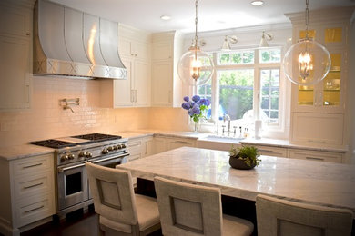 Exempel på ett mellanstort klassiskt kök, med en rustik diskho, luckor med infälld panel, vita skåp, granitbänkskiva, vitt stänkskydd, stänkskydd i porslinskakel, rostfria vitvaror, mörkt trägolv, en köksö och brunt golv