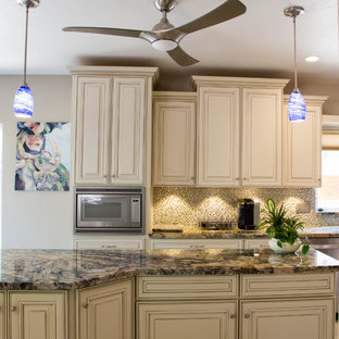Idee per una cucina tradizionale di medie dimensioni con lavello sottopiano, ante in stile shaker, ante con finitura invecchiata, top in granito, paraspruzzi multicolore, paraspruzzi con piastrelle a mosaico, elettrodomestici in acciaio inossidabile, pavimento in gres porcellanato e isola