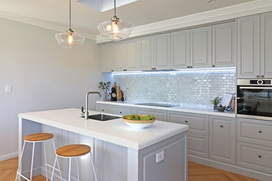 クライストチャーチにあるトラディショナルスタイルのおしゃれなキッチン (人工大理石カウンター、シルバーの調理設備) の写真