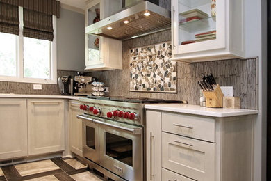 Immagine di una cucina chic con ante lisce, paraspruzzi grigio, paraspruzzi con piastrelle in pietra, elettrodomestici in acciaio inossidabile e pavimento in gres porcellanato