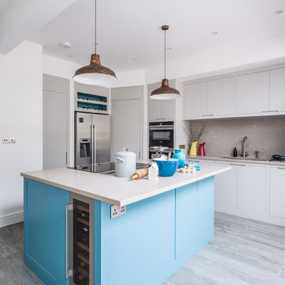 Example of a mid-sized trendy u-shaped porcelain tile and gray floor open concept kitchen design in London with a double-bowl sink, flat-panel cabinets, quartz countertops, stone slab backsplash, stainless steel appliances, an island and gray cabinets