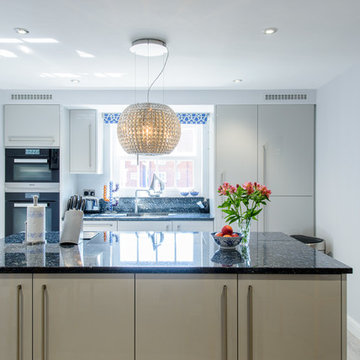 Stylish extractor as centre piece over the island