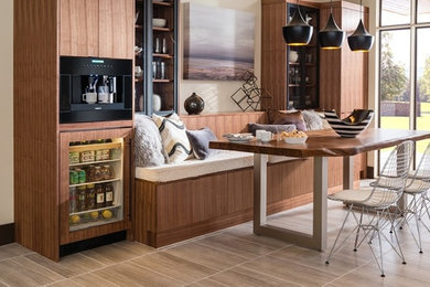 Immagine di una cucina con ante lisce, ante in legno bruno e elettrodomestici in acciaio inossidabile