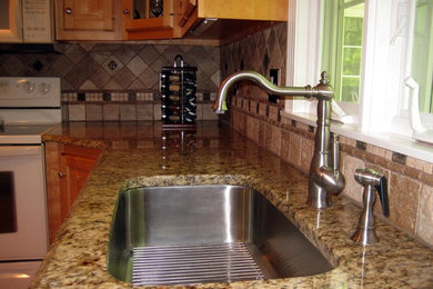 Kitchen - traditional kitchen idea in Bridgeport