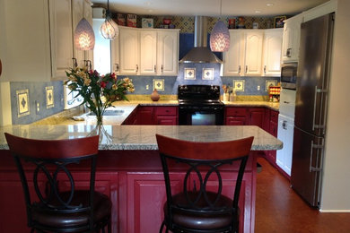 Foto di una cucina ad U classica chiusa e di medie dimensioni con lavello sottopiano, ante con bugna sagomata, ante bianche, top in granito, paraspruzzi blu, elettrodomestici neri e penisola