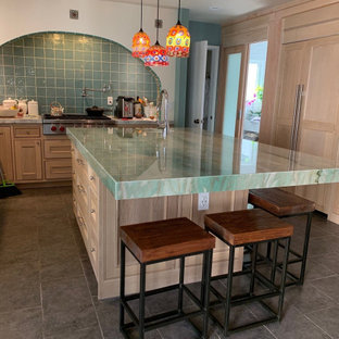 75+ Küchen mit Rückwand aus Keramikfliesen und türkiser Arbeitsplatte