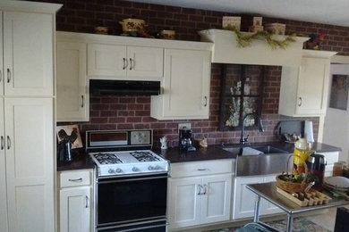インディアナポリスにあるラグジュアリーな広いトラディショナルスタイルのおしゃれなキッチン (フラットパネル扉のキャビネット、白いキャビネット、御影石カウンター、アイランドなし) の写真
