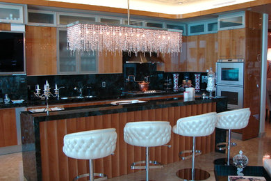 マイアミにあるラグジュアリーな広いコンテンポラリースタイルのおしゃれなキッチン (ダブルシンク、フラットパネル扉のキャビネット、御影石カウンター、シルバーの調理設備、大理石の床) の写真