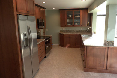 Example of a mid-sized classic kitchen design in St Louis