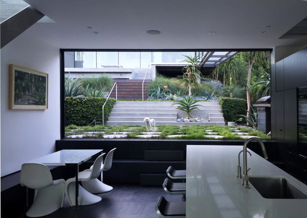 Modern Kitchen by GEL: Griffin Enright Landscape