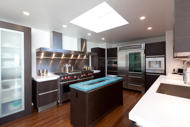 サンルイスオビスポにあるコンテンポラリースタイルのおしゃれなキッチン (ガラスカウンター、ターコイズのキッチンカウンター、ステンレスのキッチンパネル) の写真