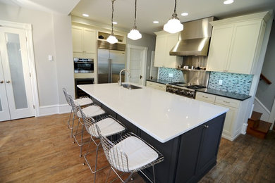 フィラデルフィアにあるコンテンポラリースタイルのおしゃれなアイランドキッチン (白いキャビネット、青いキッチンパネル、シルバーの調理設備) の写真
