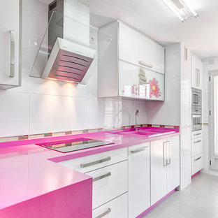Inspiration för ett avskilt, mellanstort funkis rosa linjärt rosa kök, med släta luckor, vita skåp, vitt stänkskydd, en dubbel diskho, bänkskiva i koppar, stänkskydd i keramik, rostfria vitvaror och klinkergolv i keramik