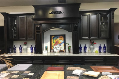 Ejemplo de cocina comedor lineal clásica de tamaño medio con armarios con paneles lisos, puertas de armario de madera en tonos medios, encimera de cuarcita, electrodomésticos con paneles y una isla