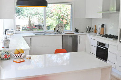 Küche mit Küchengeräten aus Edelstahl und hellem Holzboden in Sydney