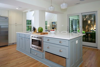 Moderne Küche mit Schrankfronten im Shaker-Stil, braunem Holzboden und Kücheninsel in Washington, D.C.