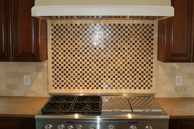 Imagen de cocina comedor contemporánea con encimera de granito, salpicadero beige y electrodomésticos de acero inoxidable