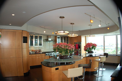 Esempio di una grande cucina design con ante lisce, ante in legno scuro, top in granito, paraspruzzi con lastra di vetro, elettrodomestici in acciaio inossidabile, lavello sottopiano e paraspruzzi bianco
